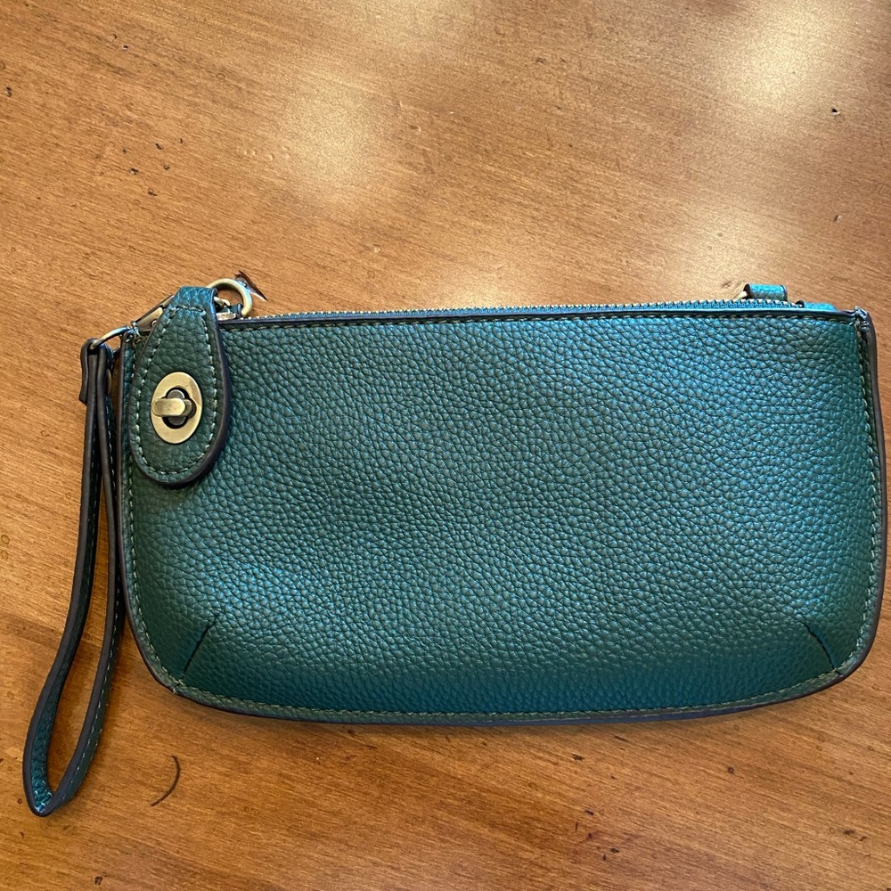 Wristlet purse/wallet with shoulder strap